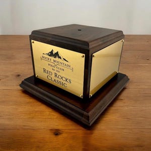 Walnuss Trophäenhalter - Gravierte Trophäenhalter mit Gold Messingplatten - Trophäenhalter aus Holz - Verschiedene Größen - Echtes Walnussholz Trophäenhalter