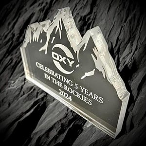 Premio de escritorio personalizado de acrílico transparente con forma de montaña, opción económica, regalo de acrílico personalizado, logotipo grabado, premio pequeño personalizado con grabado.