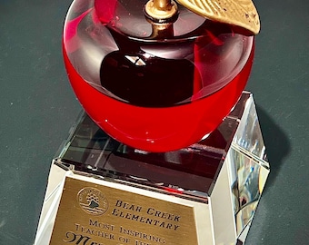 Obsequio para maestros: Manzana roja de cristal sobre base de cristal transparente con tallo dorado. Obsequio para maestros: Premio Manzana Roja con placa de latón macizo.