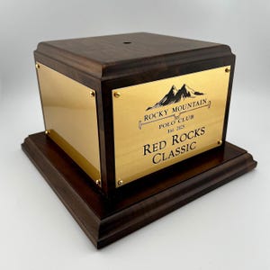 Walnuss Trophäenhalter - Gravierte Trophäenhalter mit Gold Messingplatten - Trophäenhalter aus Holz - Verschiedene Größen - Echtes Walnussholz Trophäenhalter