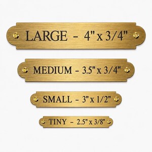 Puede incluir: Cuatro placas rectangulares de latón con extremos redondeados y tornillos dorados en cada lado. Las placas están etiquetadas como LARGE - 4" x 3/4", MEDIUM - 3.5" x 3/4", SMALL - 3" x 1/2" y TINY - 2.5" x 3/8" en texto negro, indicando sus medidas.