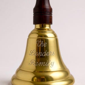 Campana de latón grabada con mango de madera, ideal como regalo para profesores, ideal para el cáncer, o como campana de oro personalizada para supervivientes de cáncer, regalo familiar.