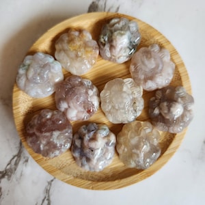 Beautiful flower agate nine tail fox carving