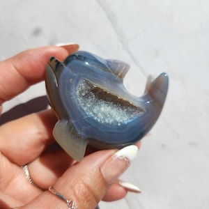 Bellissima scultura in agata drusa di delfini, agata naturale, autoportante, decorazione per la casa 21A