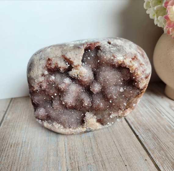 ブラジル産の高品質なピンクアメジストフリーフロム、ドゥルージー入り