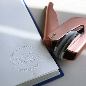 Buch Prägung Personalisiert, Prägung für Bücher, Benutzerdefinierte Buch Stempel, Buch Prägung, Buch Liebhaber Geschenk, Bibliothek Prägung Stempel, Aus der Bibliothek von