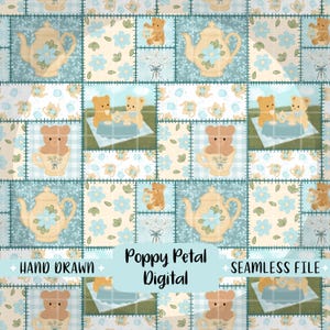 Op de afbeelding: Een naadloos digitaal bestand met een patchwork-ontwerp. Het bevat teddyberen, theekopjes, theepotten en bloemmotieven in blauw, beige en geel. De tekst "Hand Drawn", "Poppy Petal Digital" en "Seamless File" is inbegrepen.