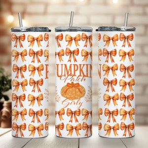 Puede incluir: Un vaso blanco con una pajita plateada, adornado con lazos naranjas con lunares blancos. Las palabras "Pumpkin Patch Girly" y una ilustración de calabaza están en el centro del vaso.
