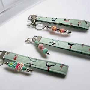 Llaveros de pulsera de yoga con dijes de cuentas de colores - Llavero de tela hecho a mano -