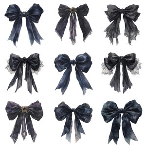 Peut inclure: Neuf n&oelig;uds en satin noir avec des garnitures en dentelle et des embellissements vari&eacute;s. Les n&oelig;uds sont dispos&eacute;s en trois rang&eacute;es de trois.