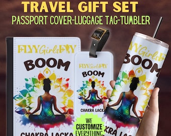 Puede incluir: Set de regalo de viaje que incluye una funda para pasaporte, una etiqueta para equipaje y un vaso. Cada artículo tiene un fondo blanco con un diseño de mandala colorido y el texto "FLYYGirlsFRY BOOM CHAKRA LACKA".