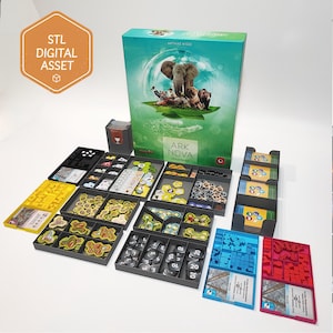Può includere: Un set di organizzatori per il gioco da tavolo Ark Nova, con una grande scatola verde e vari vassoi in plastica nera, gialla, blu e rossa. I vassoi contengono gettoni, carte e tessere assortite. Un'etichetta esagonale arancione riporta la scritta STL DIGITAL ASSET.