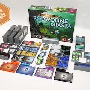 Pode incluir: Um jogo de tabuleiro com vários componentes, incluindo cartas, fichas e tabuleiros de jogador. A caixa apresenta imagens subaquáticas e texto em polonês. As peças do jogo são organizadas em bandejas cinzentas, com tabuleiros de jogador laranja, azul e roxo.