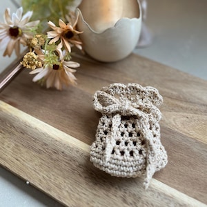 Stocking stuffer crochet pattern - Mini Gift Bag for Mothersday Treats - PDF in English & Dutch - Easy Crochet Pouch