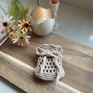 Crochet baby shower favor bag pattern - PDF in English & Dutch - Easy Crochet baby shower gift bag