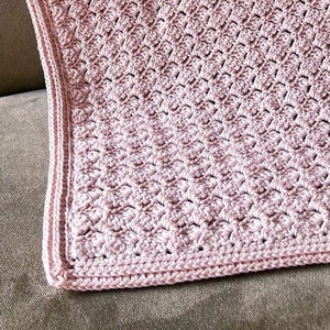 Pattern crochet baby blanket, bedspread or stroller blanket. English and Dutch PDF. Crocheted with the Tulip stitch with a 3 mm crochet hook.