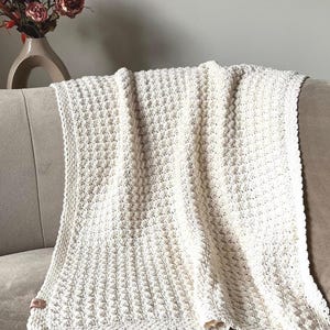 crochet baby blanket color crème in beautiful stitch