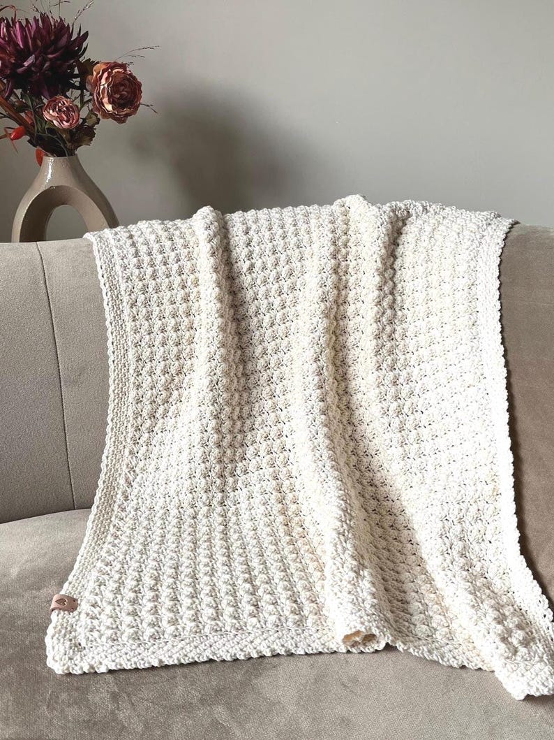 crochet baby blanket color crème in beautiful stitch