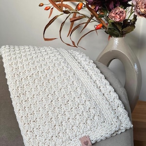 crochet baby blanket color crème in beautiful stitch