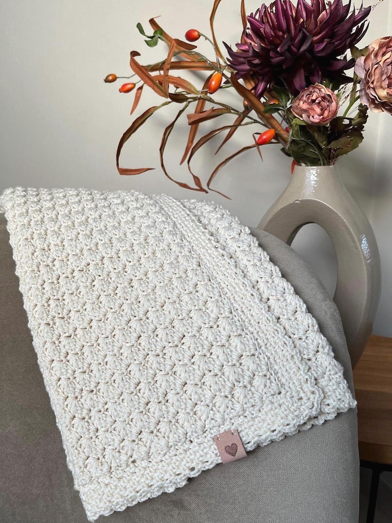 crochet baby blanket color crème in beautiful stitch