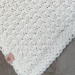 crochet baby blanket color crème in beautiful stitch
