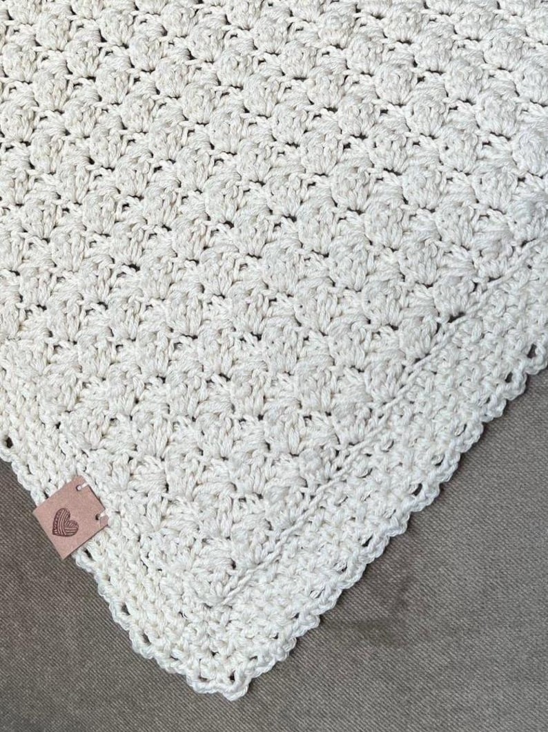 crochet baby blanket color crème in beautiful stitch