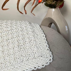 crochet baby blanket color crème in beautiful stitch