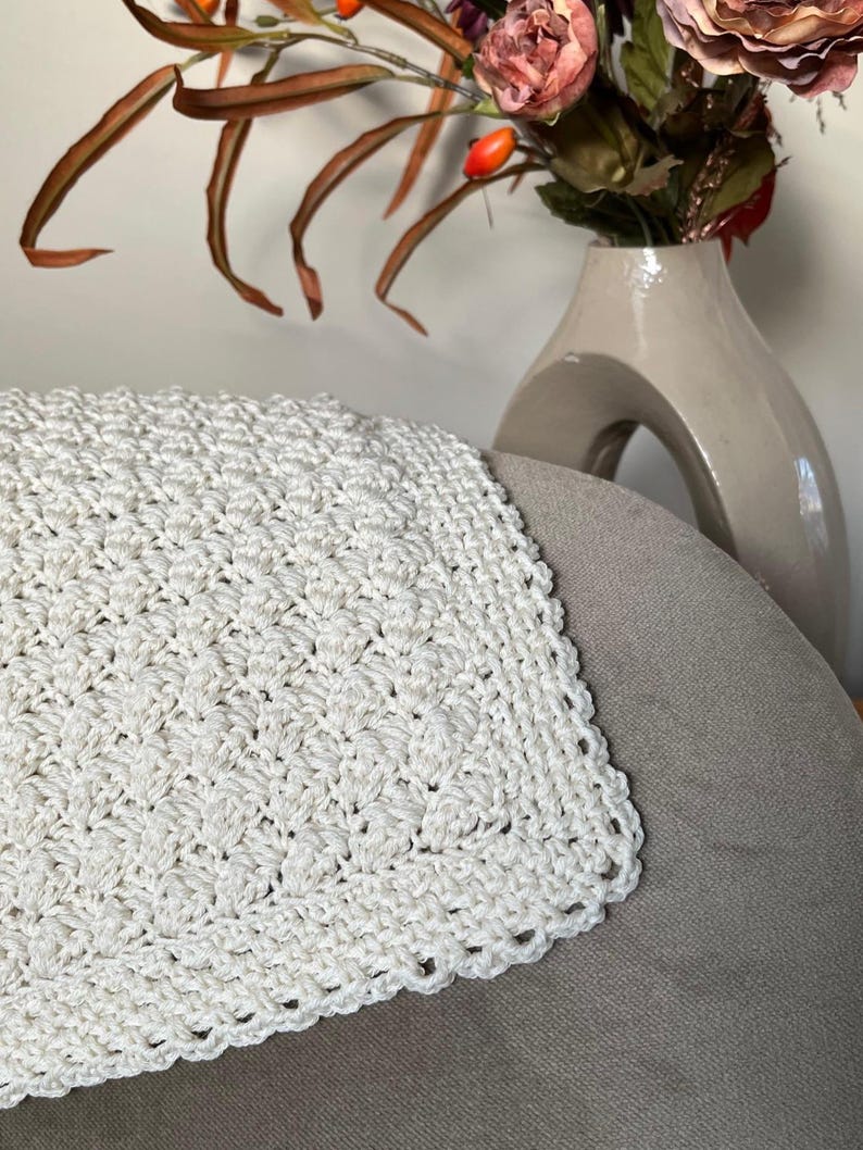 crochet baby blanket color crème in beautiful stitch