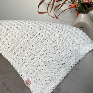 crochet baby blanket color crème in beautiful stitch