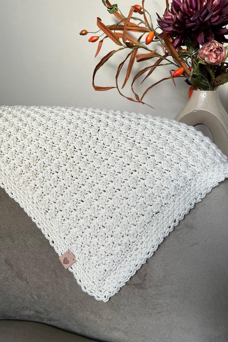 crochet baby blanket color crème in beautiful stitch