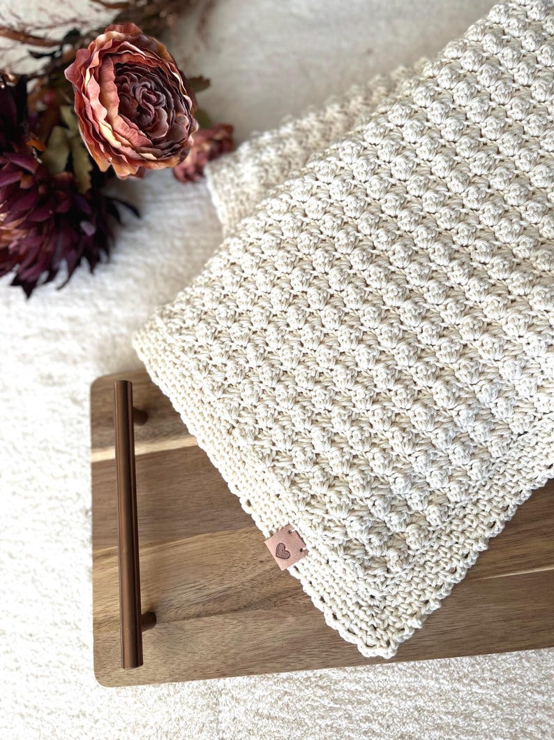 crochet baby blanket color crème in beautiful stitch