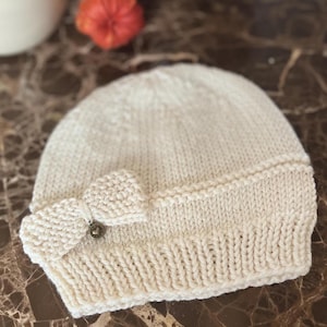 Baby Hat knitting pattern with bow - Newborn hat knitting pattern digital download PDF - A baby essential hat with bow in 4 sizes
