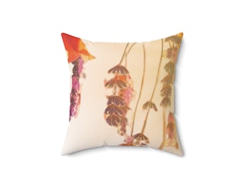 Almohada con estampado de amapolas y lavanda: Elegancia floral iluminada por el sol