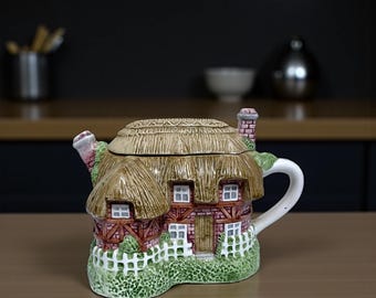 Teiera vintage in ceramica a forma di cottage, modello Leonardo Novelty, dipinta a mano, prodotta in Inghilterra negli anni '90. Oggetto da collezione.