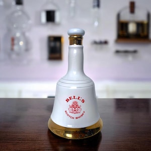Bouteille en porcelaine vintage Bells Scotch Whisky Prince Harry édition commémorative par Wade 50 cl 1984 - Whisky non inclus ! - Carafe | Whisky