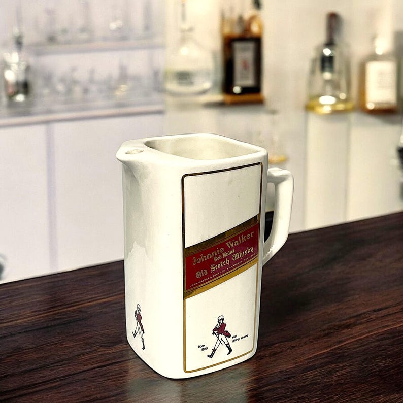 Peut inclure: Pichet en c&eacute;ramique blanche avec un logo Johnnie Walker Red Label Old Scotch Whisky. Le pichet a une bordure dor&eacute;e et une poign&eacute;e.