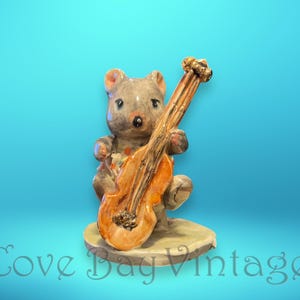 Vintage originele handgemaakte gesigneerde sculptuur van Kruger of Cornwall van een muis en cello, jaren 70 | Engels |  Beeldje