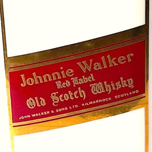 Peut inclure: Une &eacute;tiquette dor&eacute;e et rouge avec le texte "Johnnie Walker Red Label Old Scotch Whisky" et "JOHN WALKER & SONS LTD, KILMARNOCK SCOTLAND".