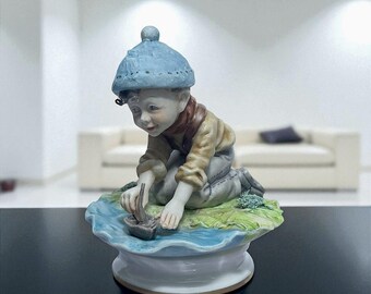 イタリア製カポディモンテ　陶人形 カメラを持った少年 ヴィンテージ 非常に希少なカポディモンテ磁器「湖でボートに乗る少年