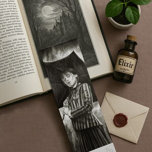 Marque-page Édition Limitée – Portrait de Mercredi Addams (300 ex. signés & numérotés)