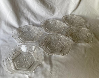 Set aus 6 detaillierten sechseckigen Glasschalen mit gerüschtem Rand, Blumenmuster, Tiara-Muster, klares Sandwichglas, Vintage