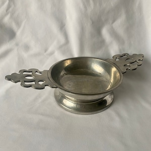 Antique Serving Bowl with 2 Handles, Stieff Pewter &quot; Williamsburg&quot;, 10.5W&quot; x 2&quot;H x 5.5&quot;dia