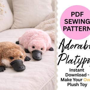 Puede incluir: Dos juguetes de peluche de ornitorrinco, uno marrón y otro rosa, se muestran sobre una superficie blanca. Los juguetes tienen picos y pies negros. El texto dice "PDF Sewing Pattern" y "Adorable Platypus".