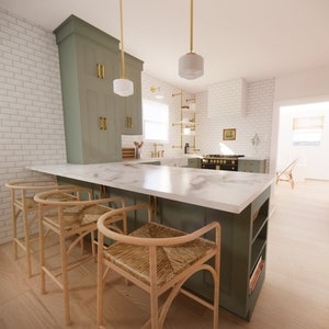 Può includere: Un'isola da cucina con un piano di lavoro in marmo bianco e armadietti verdi. Tre sgabelli da bar in legno chiaro con sedute intrecciate sono posizionati attorno all'isola. L'isola ha mensole aperte con libri e oggetti decorativi.