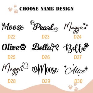 Op de afbeelding: Een selectie van huisdiernaamontwerpen in handschriftstijl. Namen zijn onder meer Moose, Pearl, Maggie, Olive, Bella en Alice. Elke naam gaat vergezeld van een ontwerpnummer en pootafdrukken of decoratieve elementen.