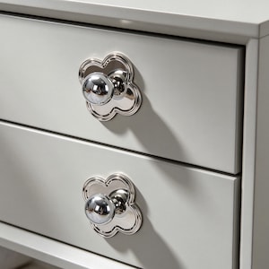Lådknopp med bakplatta: Zinklegering Clover byråhandtag, Art Deco-möbelbeslag