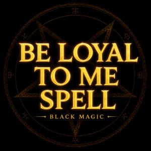 Könnte beinhalten: Ein kreisförmiges Grafikdesign auf schwarzem Hintergrund mit einem dunklen Pentagramm in einem Ring. Der Text BE LOYAL TO ME SPELL ist in leuchtenden goldenen Buchstaben geschrieben, mit den Wörtern BLACK MAGIC darunter in kleinerer Schrift.