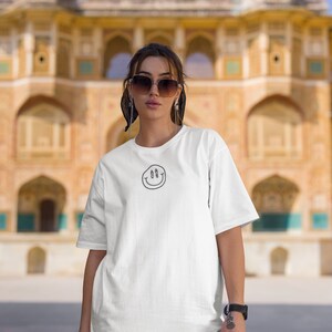 Cara sorridente com camisa de letras, camisa do alfabeto, carinha sorridente, camiseta divertida