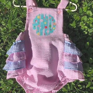 Seersucker Bubble, gestickte Blase, Baby-Mädchen-Strampler, Mädchen Outfit, Sommer-Outfit, personalisierte Mädchen-Rüschen-Blasen-Strampler.