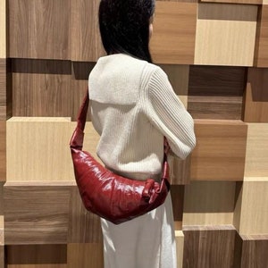 Rote Croissant Schultertasche, trendige Crossbody Bag Croissanttaschen aus beschichtetem Canvas